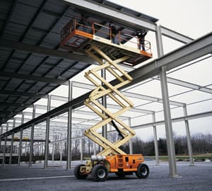 Plataforma elevadora en bodega